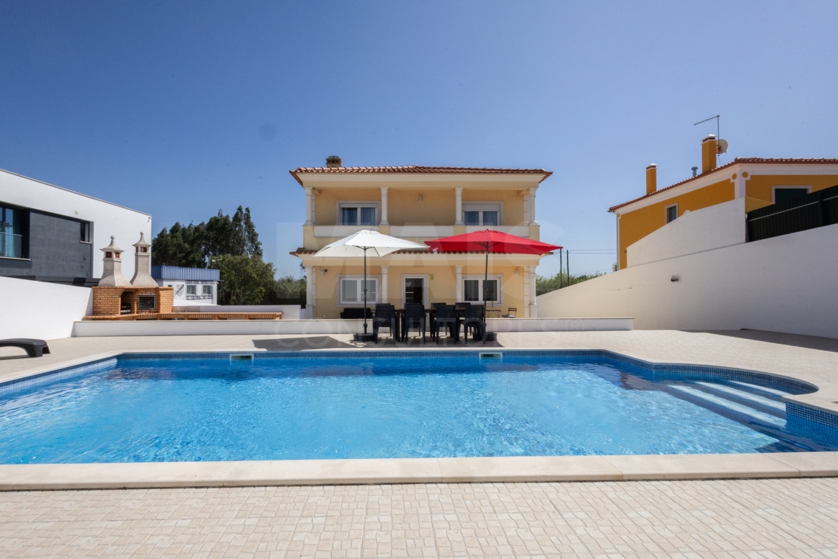 3+1 bedroom detached house with heated pool and garden in Coto